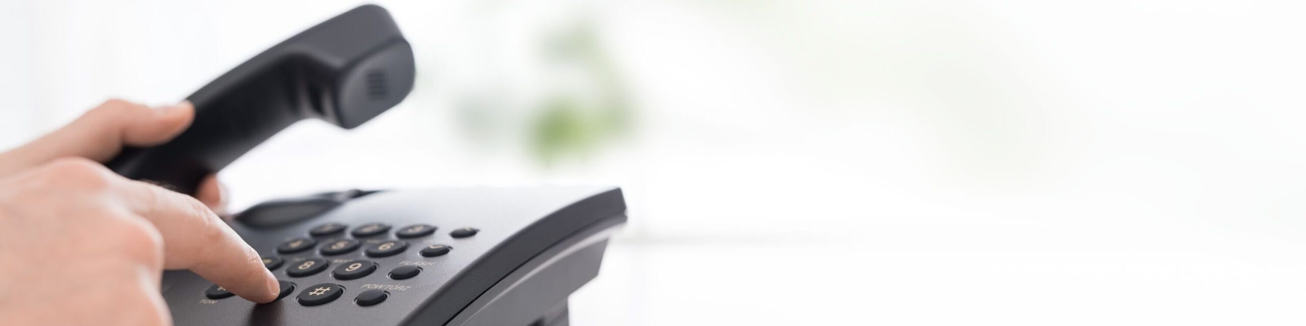 Hände an Telefonapparat