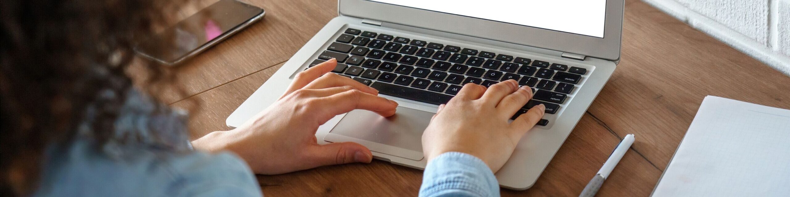 Frau am Laptop