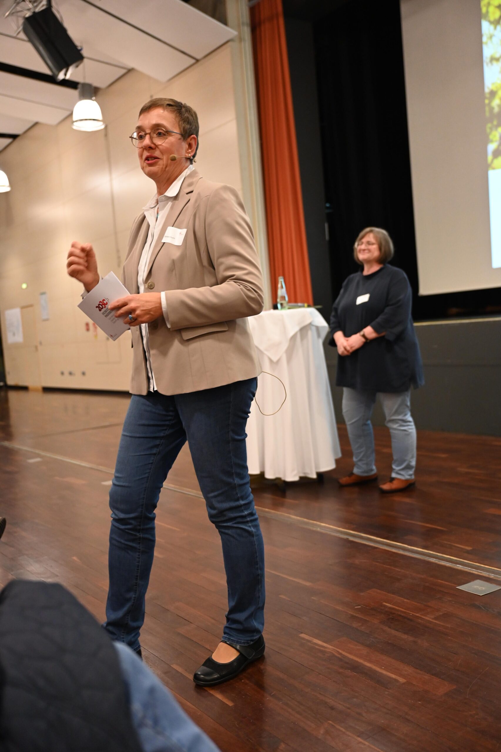 Frau Hucht moderiert